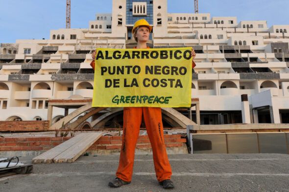 12/05/2014. Playa del Algarrobico. Después de 24 horas de trabajo, los 100 activistas de Greenpeace han terminado de pintar un inmenso punto negro de 8.000 metros cuadrados en la fachada frontal del hotel ilegal de El Algarrobico. Foto: ©Greenpeace/Pedro Armestre