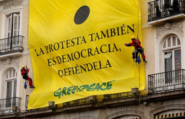 Acción de Greenpeace en la Puerta del Sol de Madrid. 