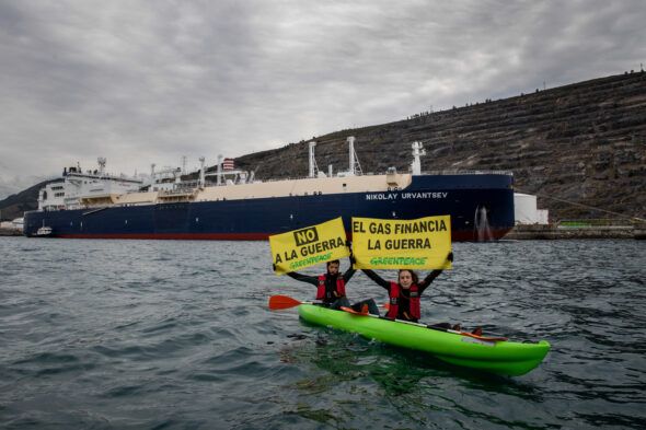 10/03/2022. Puerto de Bilbao. Activistas de Greenpeace protestan contra la guerra en Ucrania y han denunciado la relación entre los combustibles fósiles y la financiación y el desencadenamiento de conflictos. Foto: © Greenpeace/Pablo Blázquez