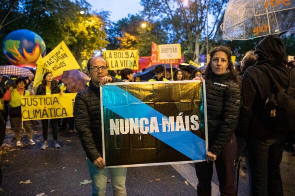 Greenpeace en las protestas por el vertido del Prestige en las costas de Galicia.