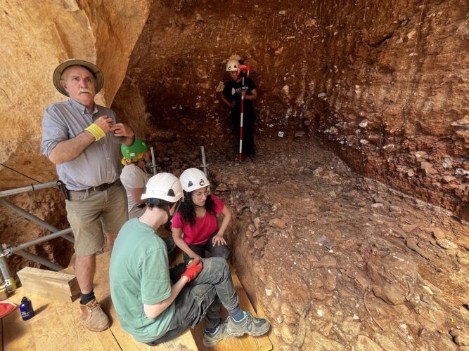 El arqueólogo y paleontólogo Eudald Carbonell en la excavación de Atapuerca.