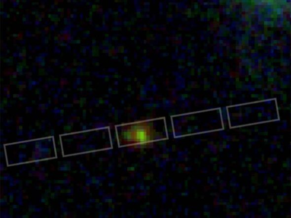 Imagen de la galaxia tomada por el telescopio espacial James Webb. Las aperturas empleadas para su observación con el instrumento NIRSpec se muestran superpuestas en blanco. JWST