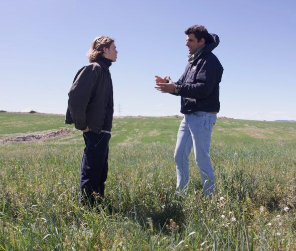  que cuenta con una gran explotación agrícola y cerealista de 400 hectáreas de cereal, charla con el director del documental.