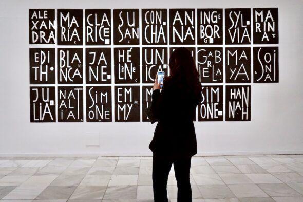 Una obra compuesta por nombres de mujer en la exposición de Eva Lootz en el Reina Sofía. Foto: Manuel Cuéllar. 