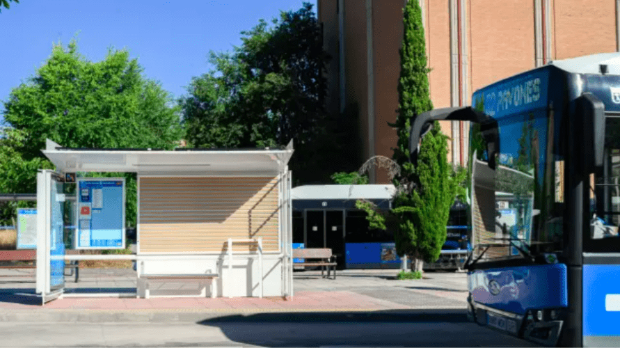 Una de las marquesinas refrigeradas a 75.000 euros la unidad que promete reducir hasta 9 grados la temperatura dentro de ella. Foto: Ayuntamiento de Madrid.