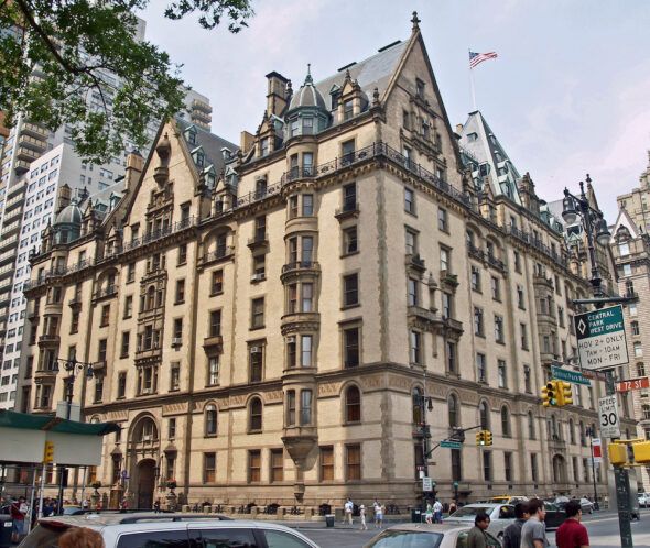 Edificio Dakora en el Upper West Side de Manhattan. Se volvió célebre porque a sus puertas asesinaron a John Lennon uno de sus más ilustres moradores. En el Dakota también vivieron personajes como Lauren Bacall, Leonard Bernstein, Rudolf Nureyev, Judy Garland o MIa Farrow. 