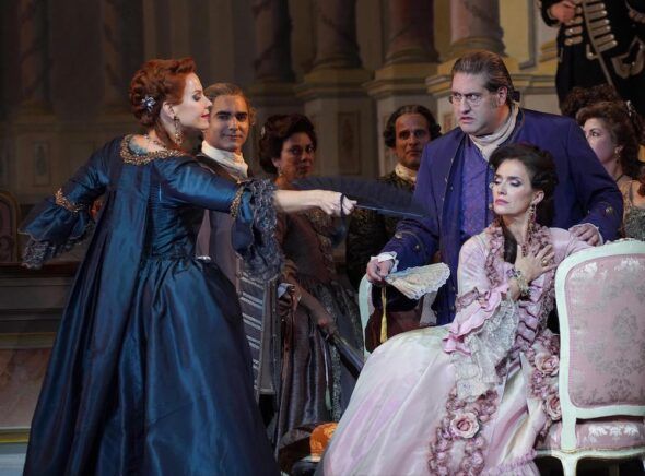 Elīna Garanča (Princesa de Bouillon), Nicola Alaimo (Michonnet), Ermonela Jaho (Adriana Lecouvreur) y el Coro Titular del Teatro Real en el tercer acto del estreno de 'Adriana Lecouvreur' en el Teatro Real de Madrid. Foto: Javier del Real. 