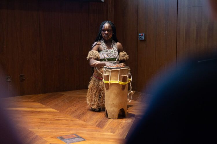 María Dolores Nchama en la performance 'Prohibido para mujeres' en el Museo Nacional Thyssen-Bornemisza. Silvia del Amo. Muy Yeah Films. Museo Thyssen-Bornemisza.