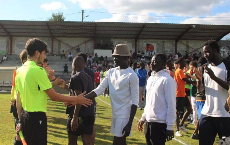 Antes de un partido oficial del Monterroso, inmigrantes son invitados a saludar a los directivos y jugadores.