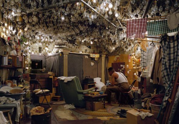 Jeff Wall, “Invisible Man. Burrow”, 1999-2000. ©Jeff Wall. Fuente: La Virreina Centre de la Imatge