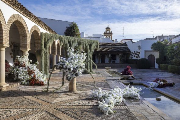 La instalación Coyote Flowers en el Palacio de Viana en el Festival Flora de Córdoba. 