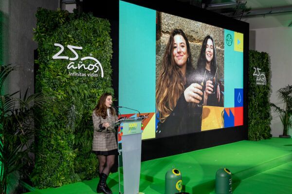 Carmen Huidobro y Belén Hinojar, conocidas por Climabar, recibieron el premio Ecólatras 2023 de Ecovidrio.