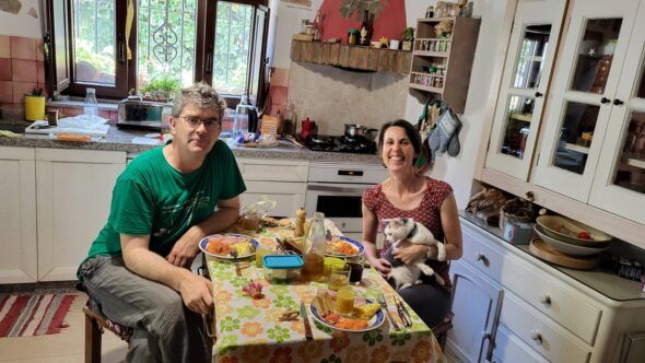 Silvia Saldaña, bióloga, junto a su pareja Florent Prunier y su gato en su casa de Benarrabá