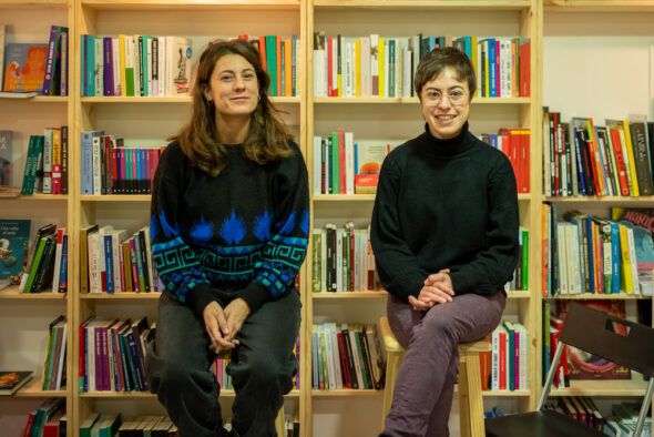 Marta Barceló y Carla Escarrà en la librería La Lluerna