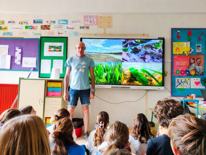 El profesor Xavier Morell, tiene buena culpa de la alta consideración de la posidonia entre sus escolares. Foto: 'Posidònia a l’aula’