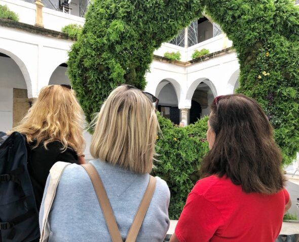 Una especie de dónut vegetal es la instalación de la alemana Carolin Ruggaber en el Palacio de Orive en el Festival Flora de Córdoba. Foto: R. Ruiz. 