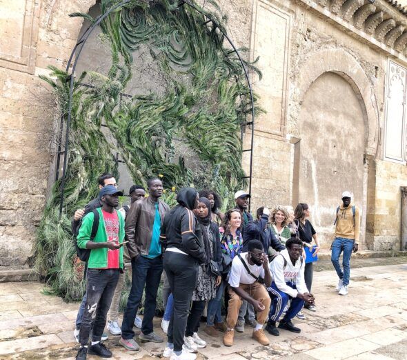 Un grupo de personas se fotografía frente a la instalación de Emily Thomson en el Festival Flora de Córdoba. Foto: Rafa Ruiz.