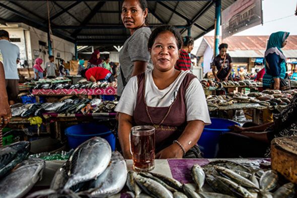 Mujeres venden pescado en el mercado de Langgur en Indonesia.