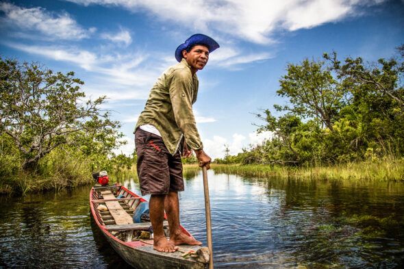 Pescador en un pantanal dentro del Mato Grosso en Brasil. Foto: Henrique Seiko Arakaki. 