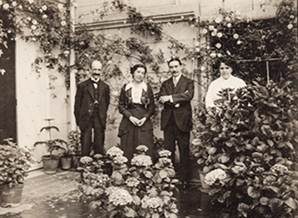 Manuel de Falla, Joaquín Turina con María Lejárraga y su hermana Nati, 1914. Archivo María Lejárraga