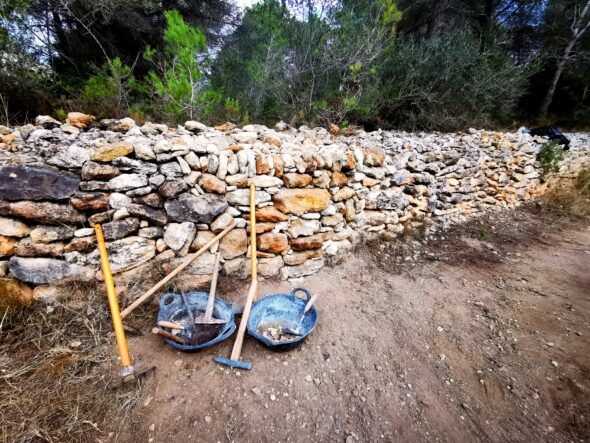 Reconstrucción de un muro en el Ayuntamiento de Santa Oliva, Tarragona. 