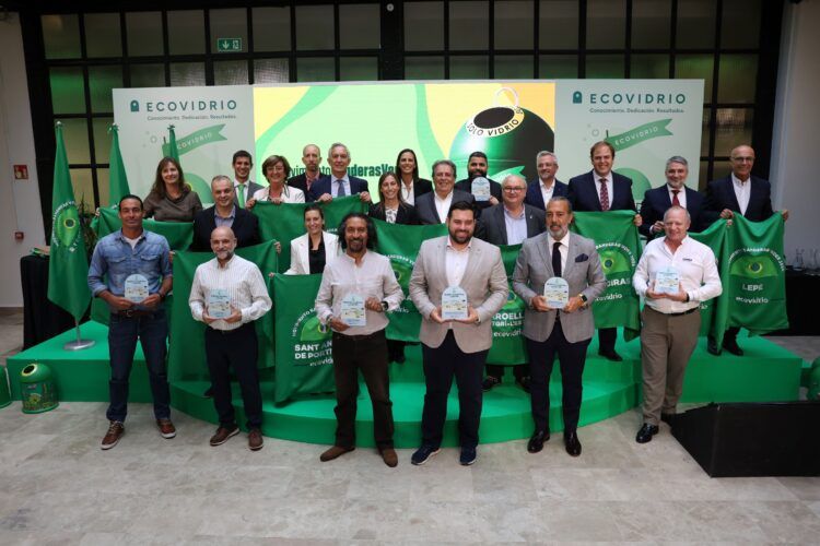 Foto de familia con los galardonados con los premios Banderas Verdes a los municipios costeros y establecimientos hosteleros más concienciados con el reciclaje y la economía circular.