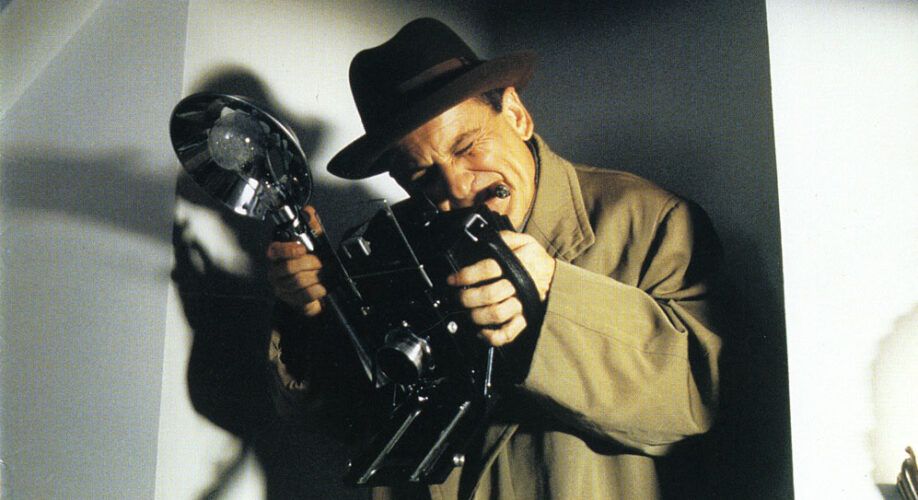 Joe Pesci, como el fotógrafo Bernzy, en ‘El ojo público’.