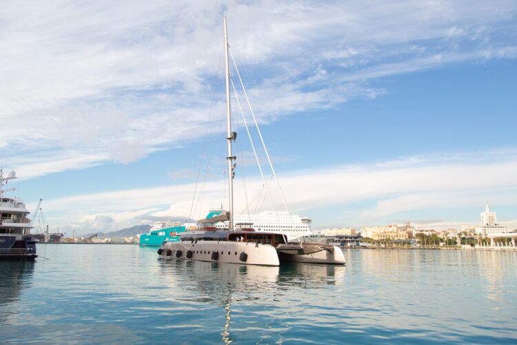 El catamarán en el que se realizan las actividades del Festival Art Explora en Málaga.