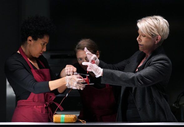 En la versión de 'Theodora' de Katie Mitchell presentada en el Real, la protagonista y su compañera Irene fabrican una bomba para librarse de los tiranos. Foto: Javier del Real. 