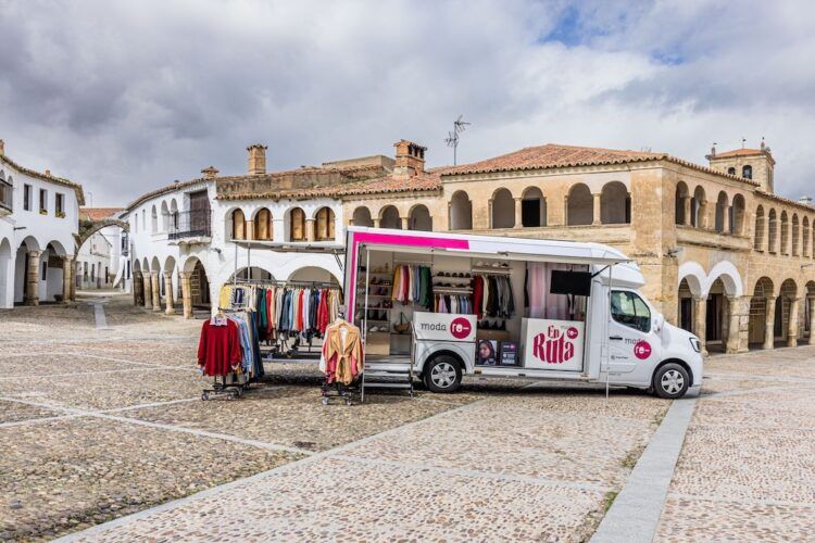 El fashion-truck en la plaza de un pueblo español.