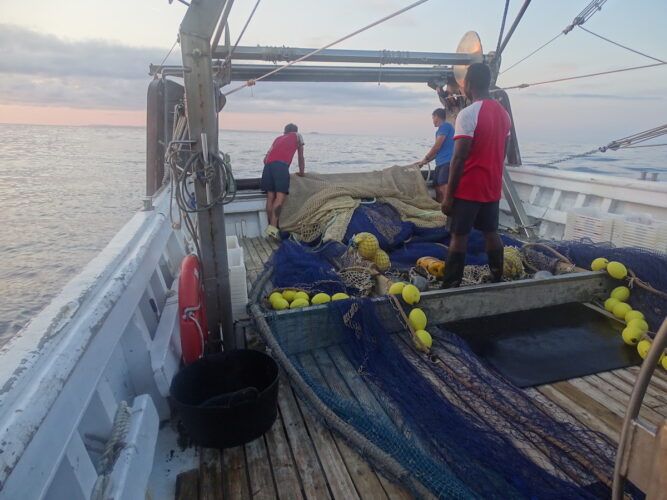 Cientos de pescadores del Mediterráneo europeo se manifestaban en Bruselas para protestar contra las medidas de la Comisión Europea de reducir la pesca de arrastre. Foto: Antoni Font Gelabert.