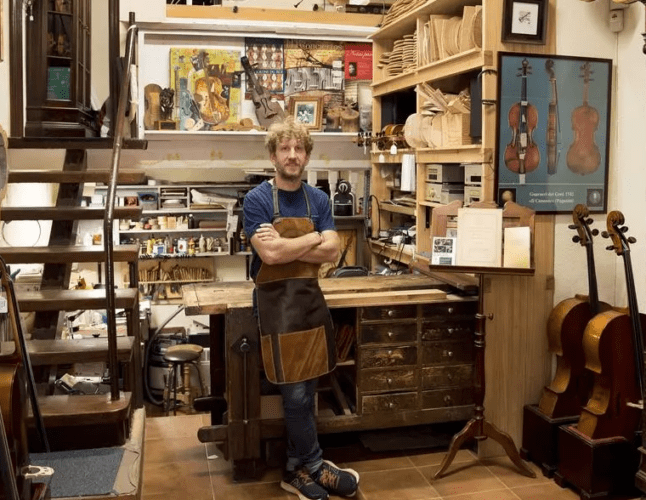 Fernando Solar Soriano en su taller de luthier.