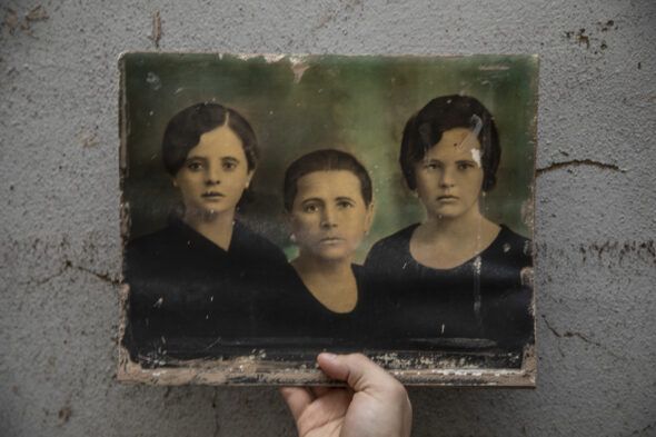 Fotografía de la madre, la tía y la abuela de Ana Carmen Llobel Chambó. 