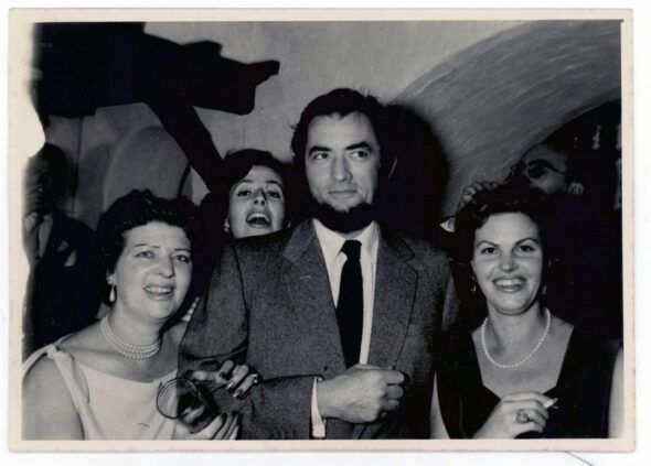 El actor Gregory Peck, protagonista de la película, con tres mujeres en una fiesta en canarias. Foto: Colección Amor Jiménez Fuentes