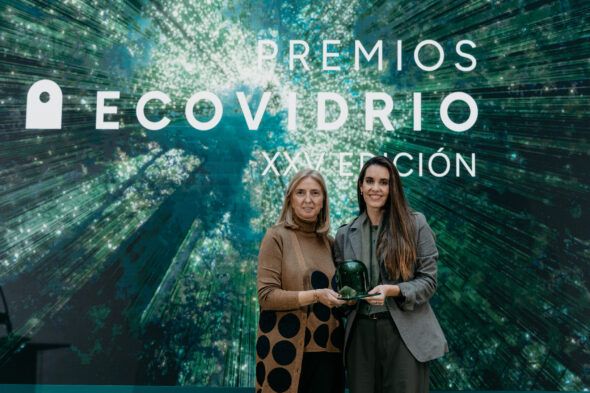 La deportista Ona Carbonell, a la derecha, recibe su premio de manos de la Directora de Operaciones de Ecovidrio. 