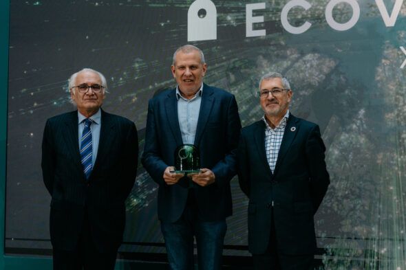 En el centro el aventurero Ramón Larramendi escoltado por el Secretario de Estado de Medio Ambiente y el Presidente de Ecovidrio. Foto: Ecovidrio. 