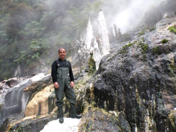 Carlos Pedrós-Alió en el Geiser de Porcelana (Reserva San Ignacio del Huinay) en el bosque valdiviano del sur de Chile. Fotografía: Carlos Pedrós-Alió