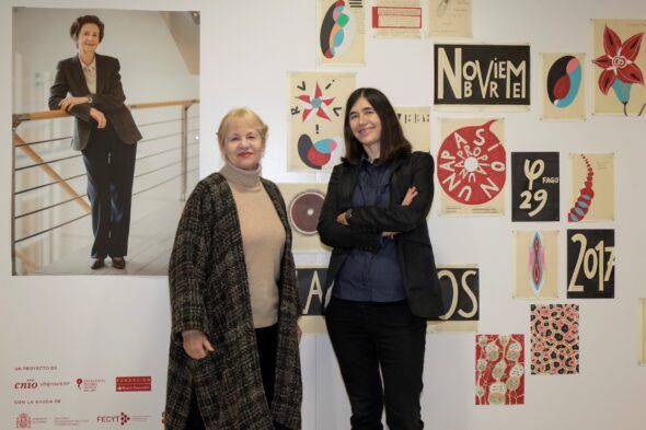 Eva Lootz junto a la Directora Científica del Centro Nacional de Investigaciones Oncológicas, María Blasco, impulsora de CNIOArte. Foto: CNIO