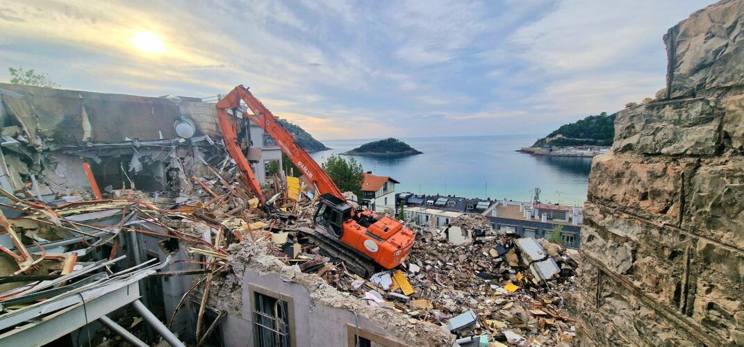 Demolición del colegio situado en Villa Belén, con la bahía de la Concha al fondo en San Sebastián, hecho denunciado por Áncora, asociación de defensa del patrimonio en la que destacan los profesionales de la historia del arte y la arquitectura. Foto: Eneko Oronoz.