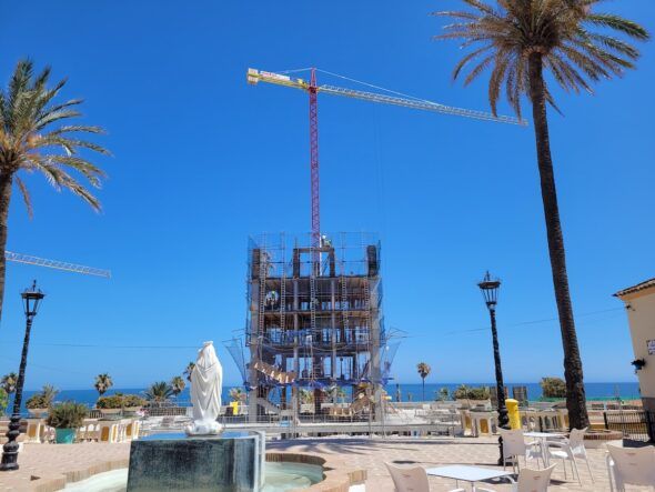 En la plaza de la Virgen del Carmen en Estepona, la periodista Conchi Barón fotografió esta construcción invasiva frente al ma en un espacio público. 