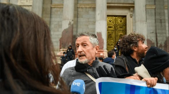 Fernando Valladares durante la protesta frente al Congreso de Diputados. 