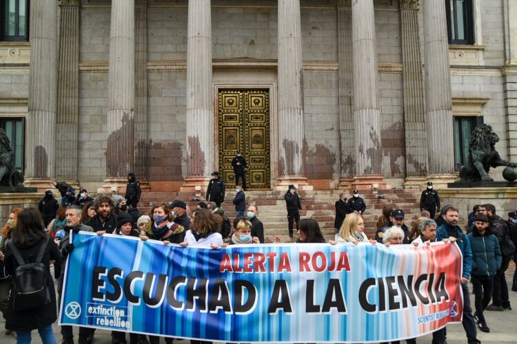 Protesta de la comunidad científica contra el negacionismo frente a las puertas del Congreso de Diputados de España.