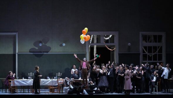 Una escena del segundo acto de Eugene Onegin en el Teatro Real de Madrid. Foto: Javier del Real. 