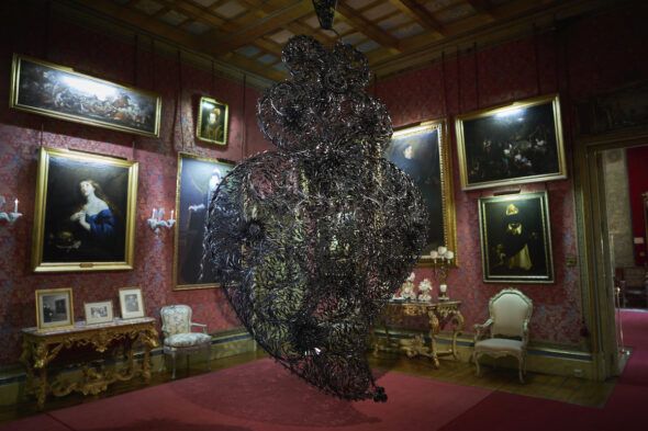 Joana Vasconcelos. 'Corazón Independiente Negro' Colección del Music. León. 2006. Esta obra ocupa el 'Salón Español' o de los Velázquez del Palacio de Liria. Foto: Juan Rayos.