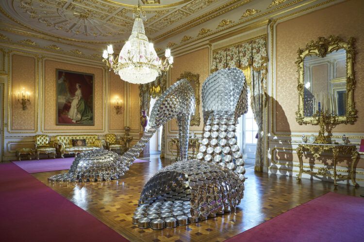 Joana Vasconcelos. 'Marilyn', 2011. Dos zapatos de tacón gigantes realizados con ollas de cocinar. Ocupa el salón de baile del Palacio de Liria. Foto: Juan Rayos.