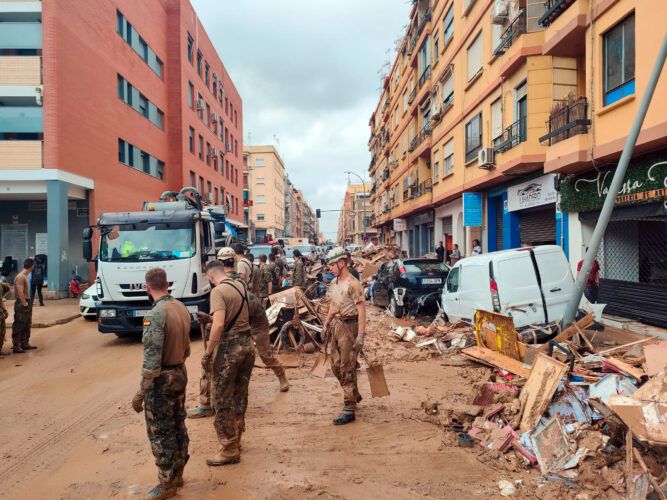 Las unidades del Mando de Tropas de Montaña del Ejército de Tierra apoyando a la población afectada por la DANA. Foto: Ejército de Tierra.