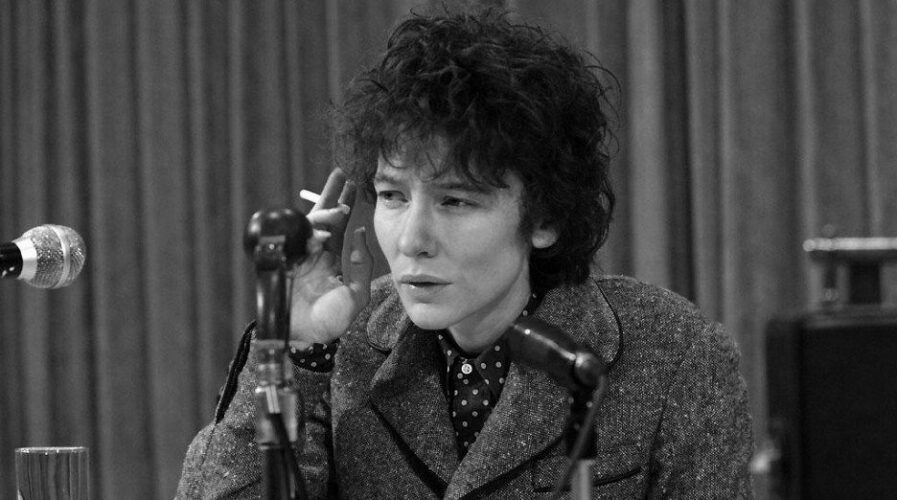 Cate Blanchett, como Jude Quinn, trasunto del Dylan que rompió con la música folk, en una imagen de ‘I’m not there’.