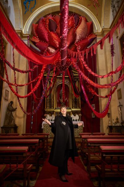 Joana Vasconcelos en la capilla del Palacio de Liria con la obra 'Flaming Heart', perteneciente a su propia colección.