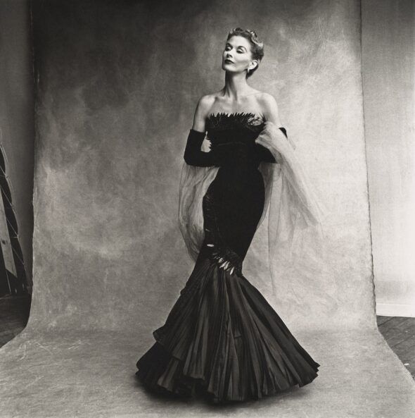 Irving Penn. Vestido sirena de Rochas. Lisa Fonssagrives. París, 1950.