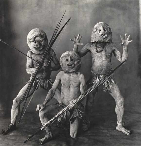 Irving Penn. Tres hombres de barro Asaro en Nueva Guinea. 1970.